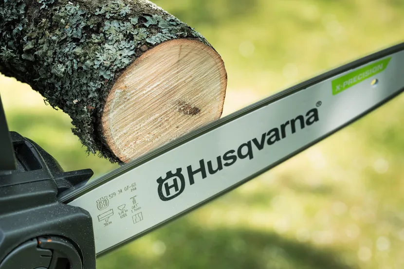 Drobny łańcuch i duża prędkość cięcia umożliwiają precyzyjne cięcie Husqvarna 215i